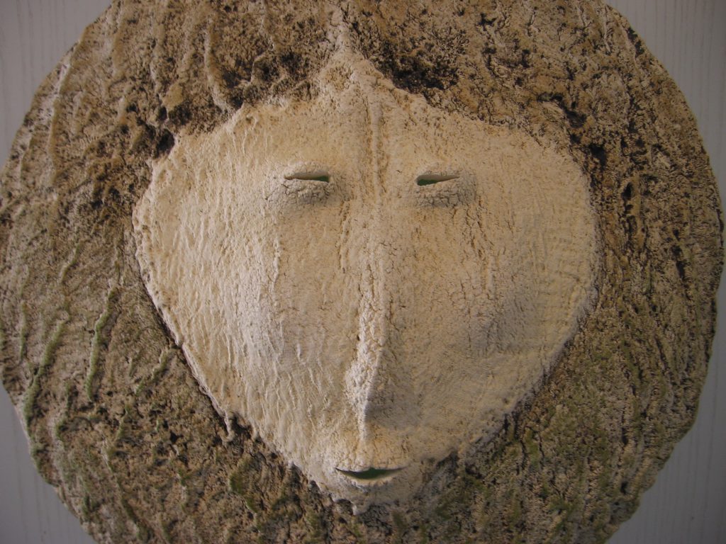 Kunst Keramik Maske vom Baum Lalling, Bayern